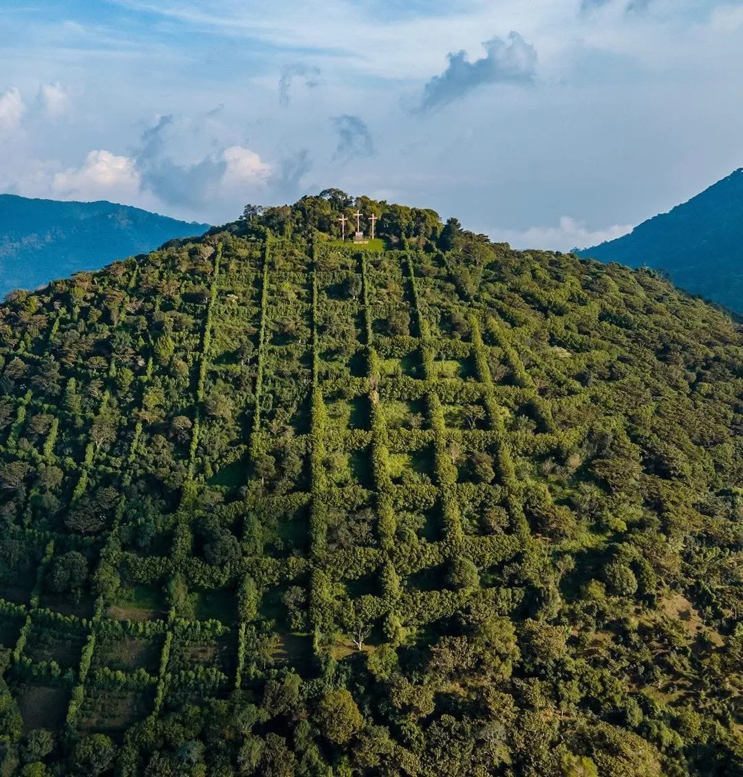 Cerro cafetalero de Apaneca con las tres cruces al amanecer